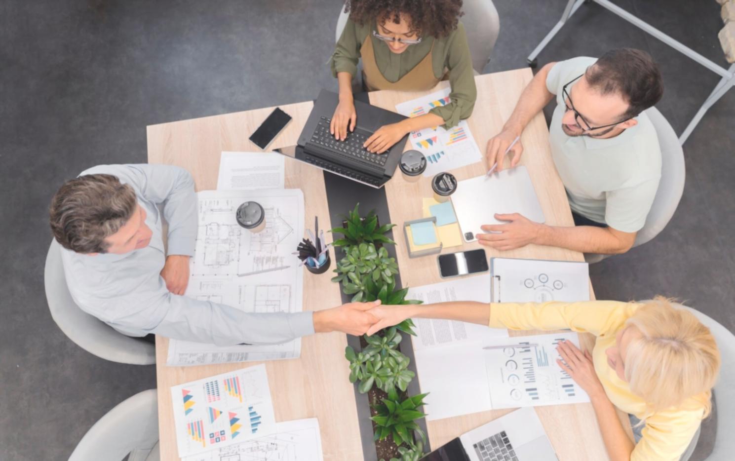 Teamarbeit an Finanzprognosen